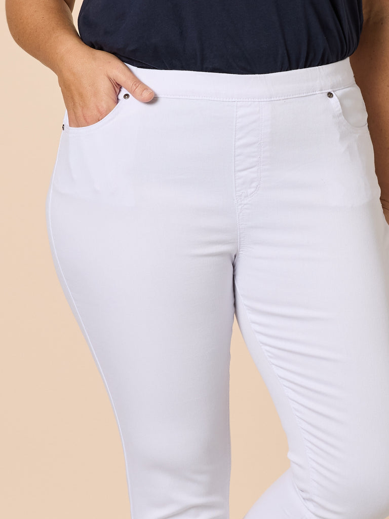 Chicago Slim Leg Jean - White - threadz
